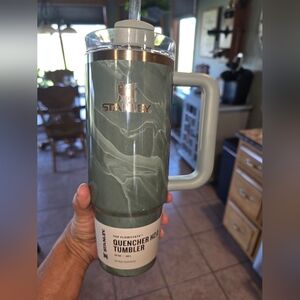 Stanley  Agate Calacatta 30 Oz Quencher New